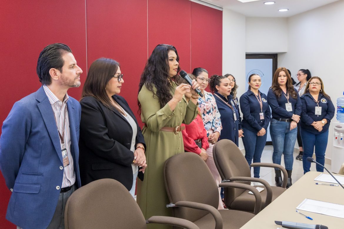 Con la participación del personal del Juzgado Segundo Familiar, se llevó a cabo el quinto y último curso del programa de Primeros Auxilios Psicológicos dirigido a las trabajadoras y los trabajadores del Poder Judicial de Nayarit, en su primera etapa. Esta iniciativa forma parte de las acciones y procesos restaurativos impulsados por la Unidad de Justicia Restaurativa, en el marco del compromiso del Poder Judicial de Nayarit con el bienestar de las servidoras y servidores judiciales, promoviendo entornos laborales saludables y fortaleciendo la cultura de la justicia restaurativa.